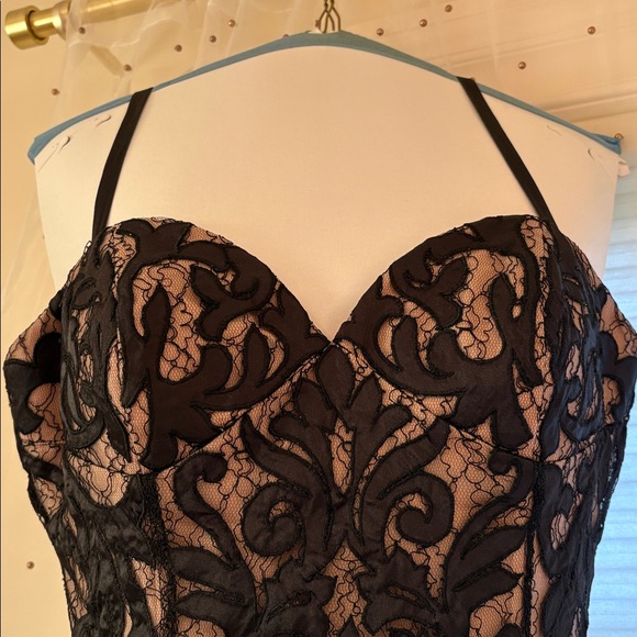 Elegant Black and Cream Lace Dress - Picture 6 of 11